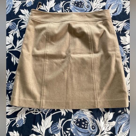 Adorable Banana Republic mini skirt in size 6! - Picture 5 of 15